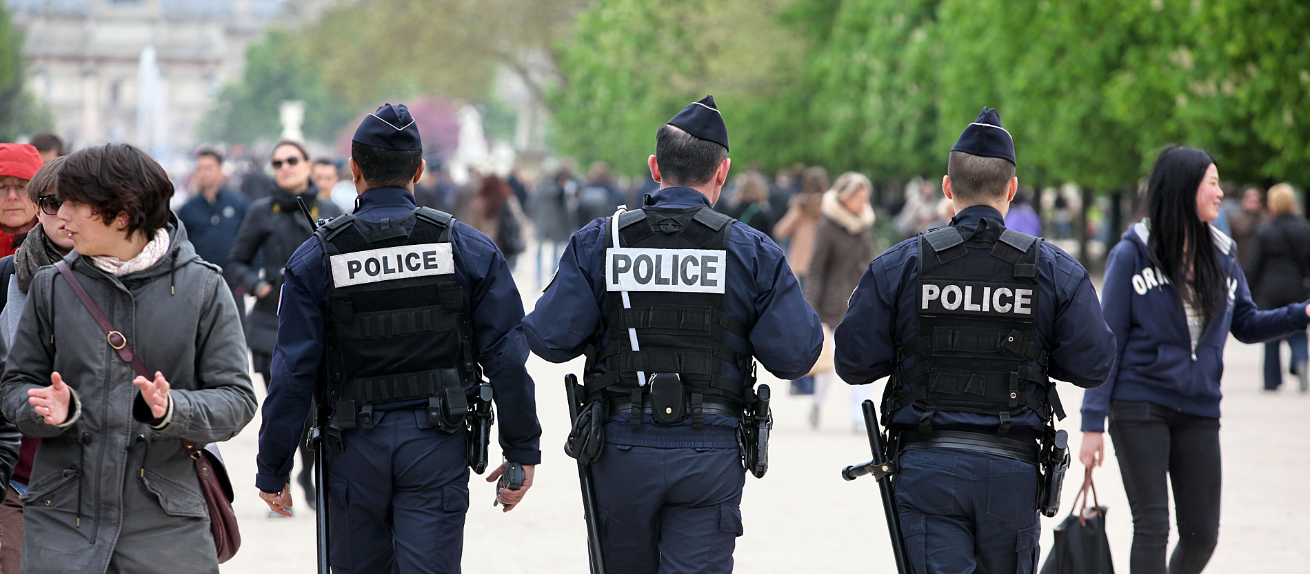 Frankreichs Innenminister will zu Ostern Polizei vor jeder Kirche