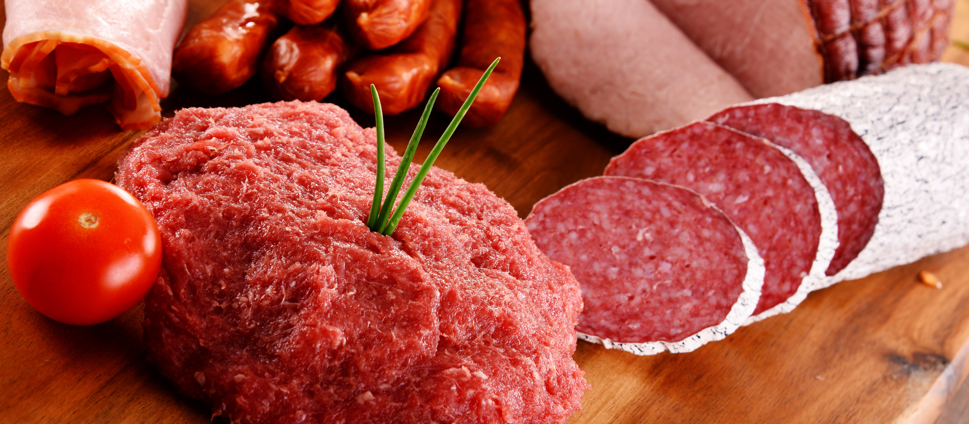 Salami, Hackfleisch, Schweinefleisch und Braten sind auf einem Brett angerichtet.