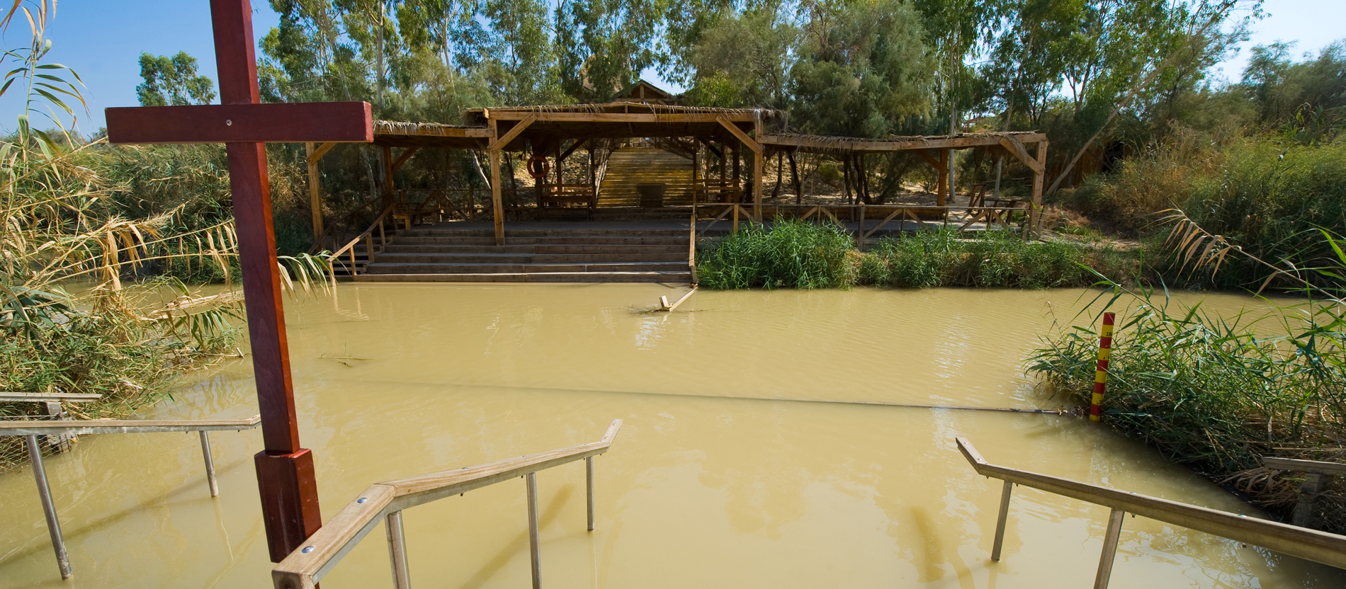 Der Fluss Jordan hat an der Stelle, an der Jesus wohlmöglich getauft wurde, eine Treppe zum Wasser.