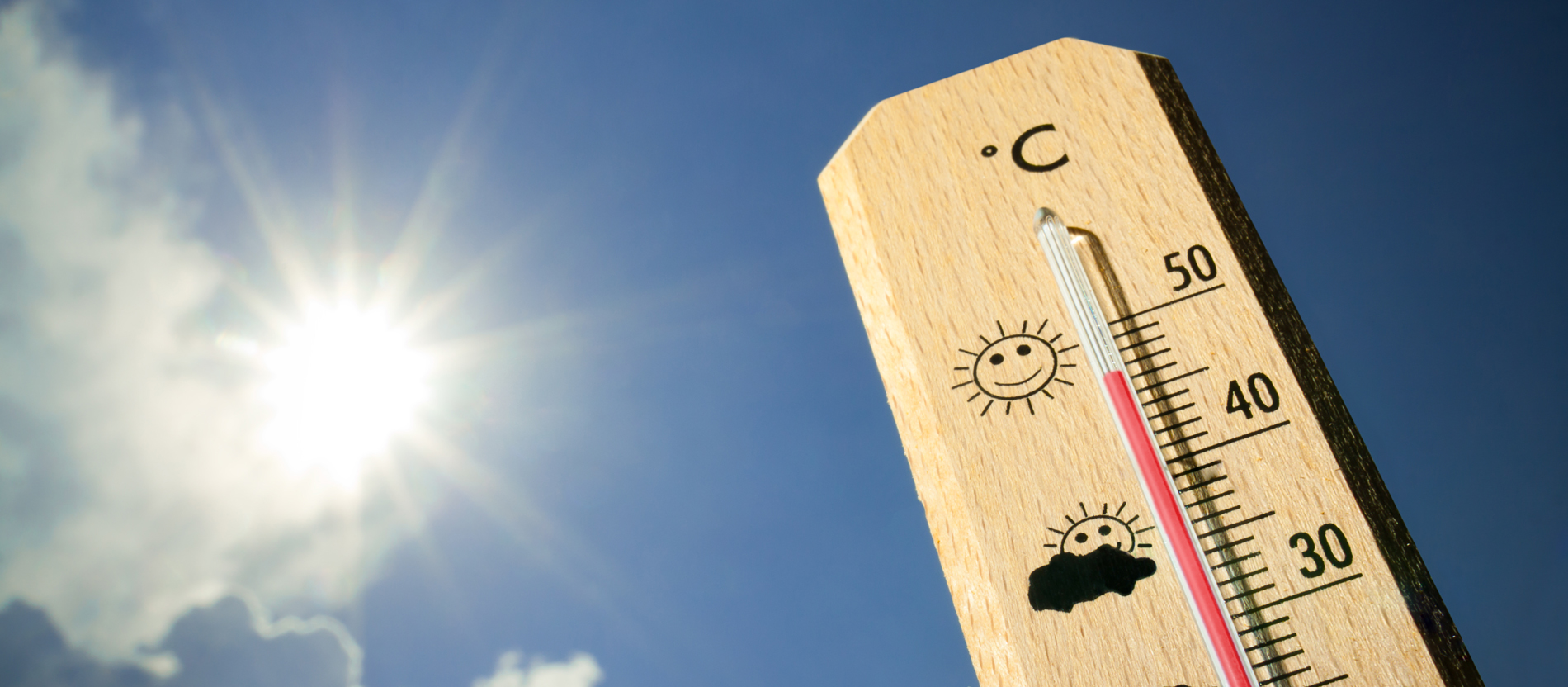 Ein Thermometer wird in die Sonne gehalten.