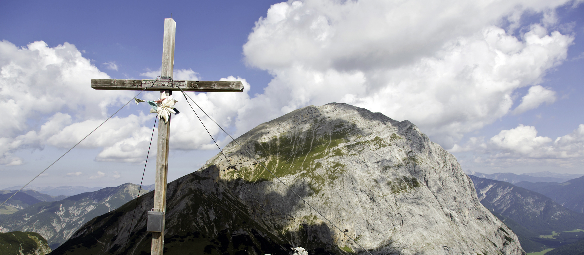 Das Kruzifix auf dem Watzmann im Berchtesgadener Land fängt die Abendsonne ein und sorgt für eine besondere Stimmung.