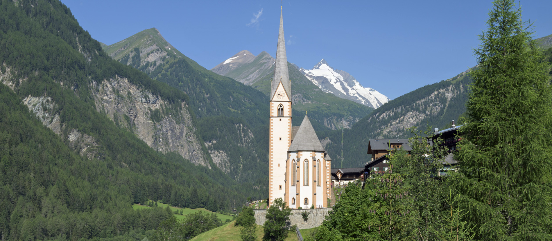 Eine Kirche vor einem Berg