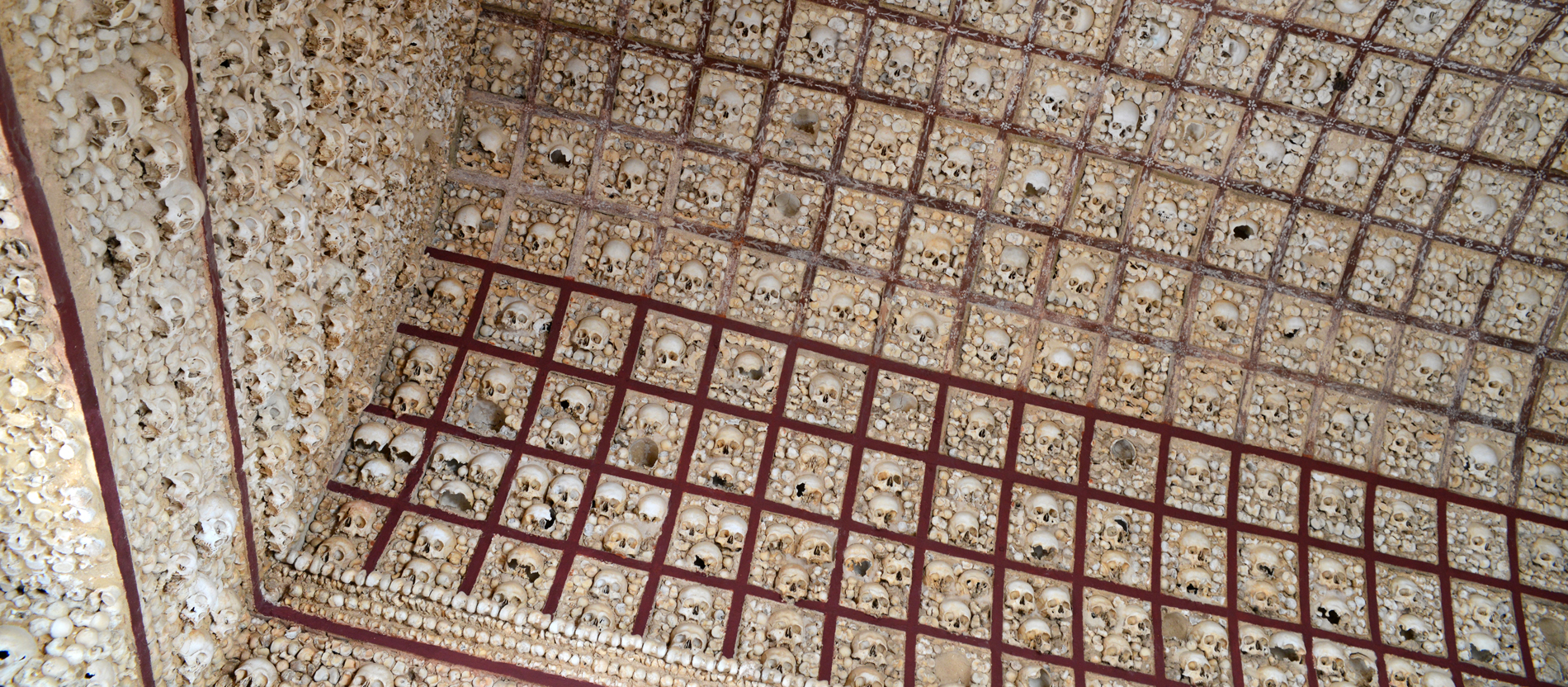 Die Capella dos Ossos in Faro hat ein Mosaik aus Schädeln und Knochen.