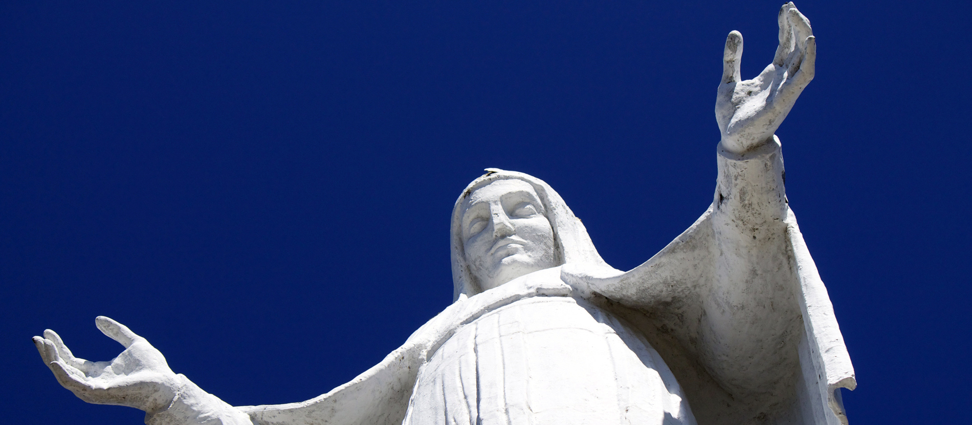 In Italien finden Wanderer statt Gipfelkreuzen auch häufig Marienstatuen auf den Berggipfeln. Die weiße Madonna auf dem Monte Zerbion wurde 1929 in Erinnerung an den ersten Weltkrieg errichtet und ist dem Frieden und den großen Helden Italiens gewidmet. An ihrem Fuße finden auch Gottesdienste statt.