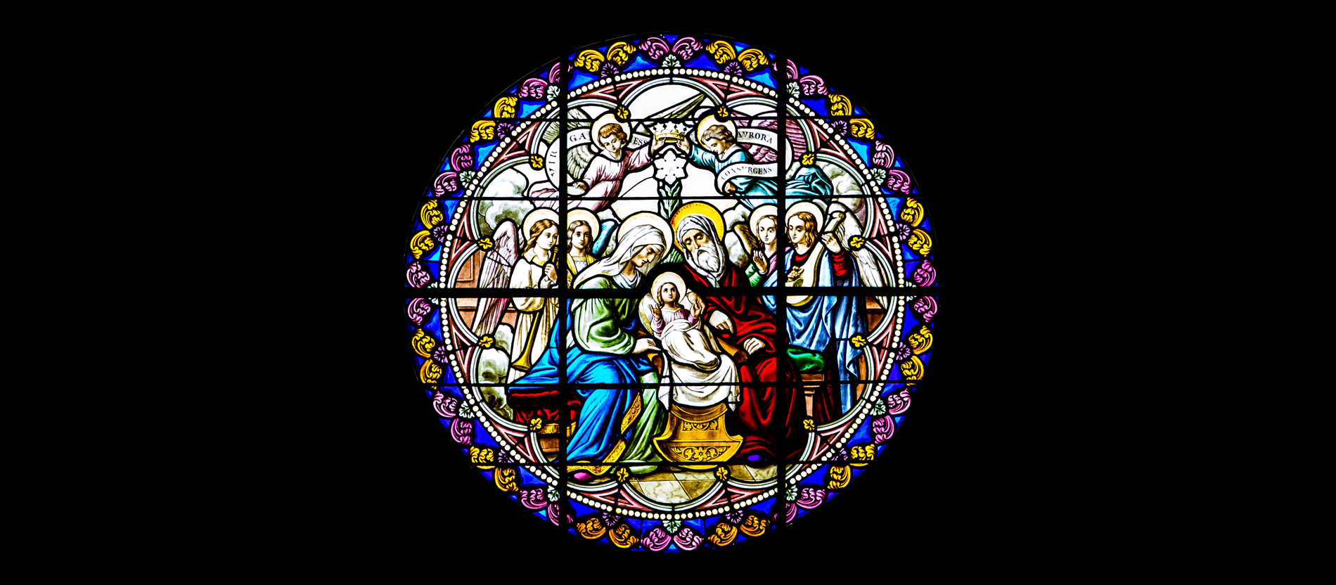 Die Weihnachtsgeschichte dargestellt auf einem Kirchenfenster.