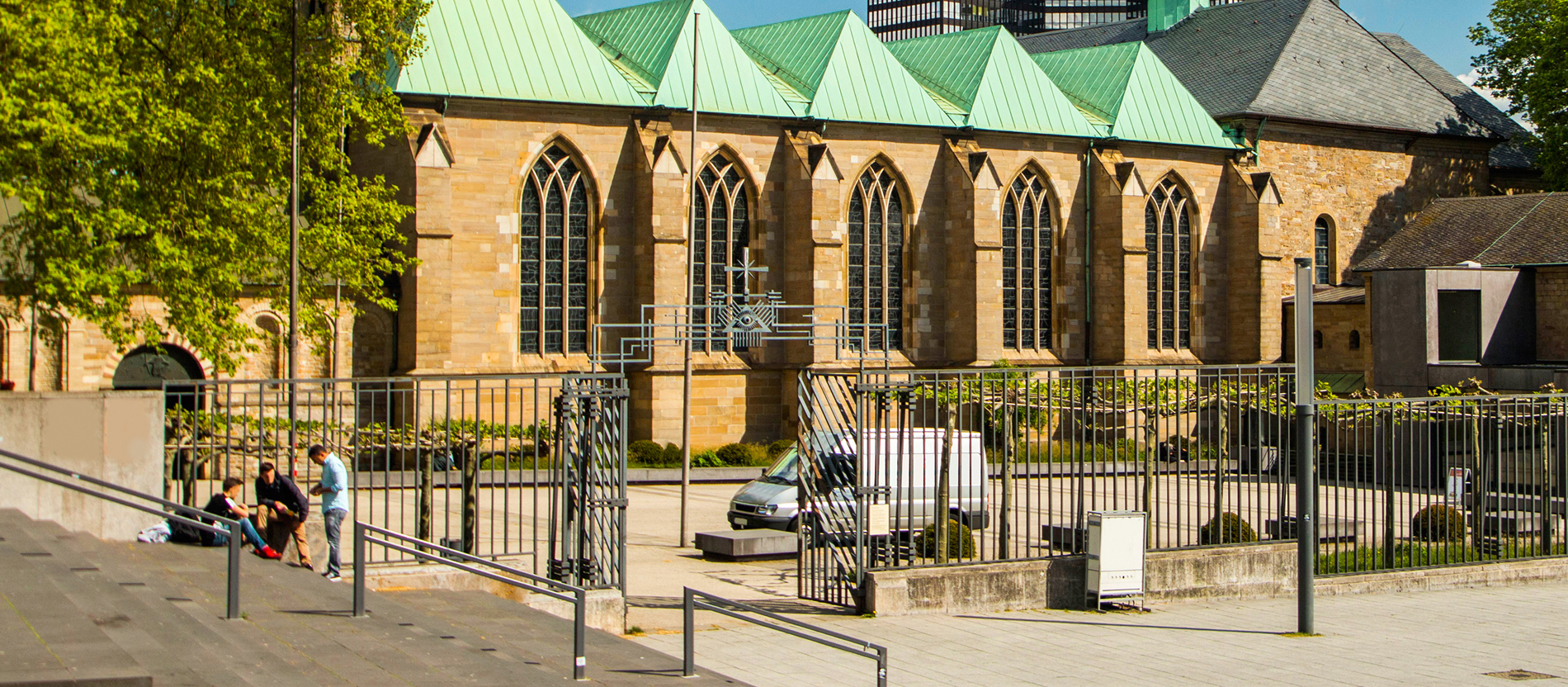 Der Essener Dom mit Vorplatz.