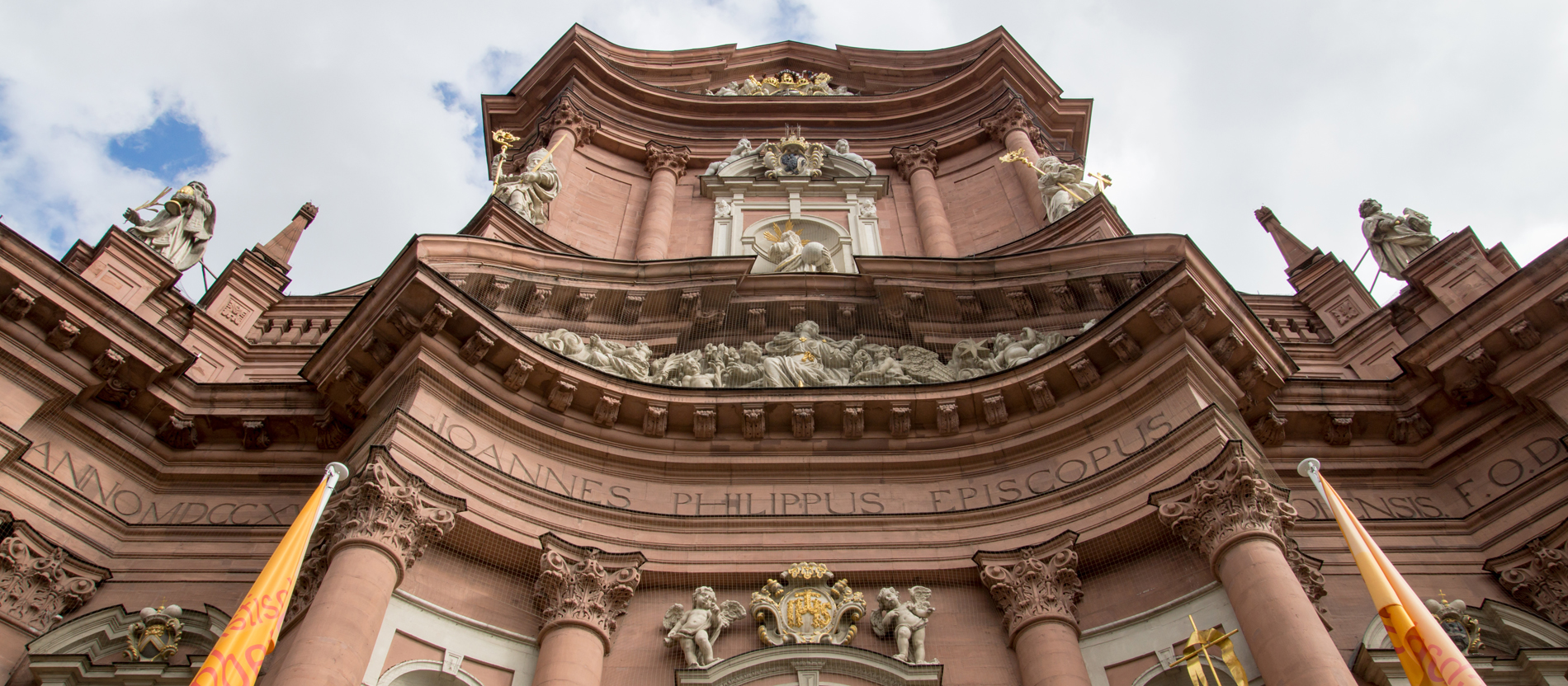 In der Gruft des Würzburger Neumünsters befindet sich die Grabstätte der Heiligen Kilian, Kolonat und Totnan.