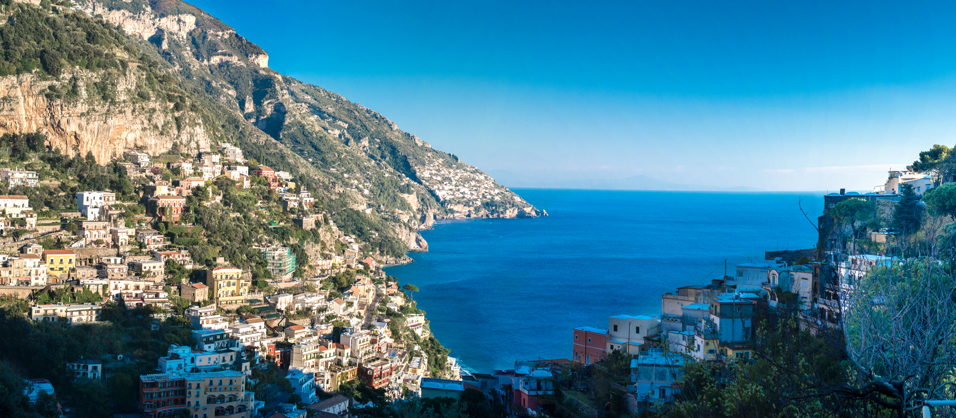 Blick auf die steilen Felshänge der malerischen Amalfiküste in Italien