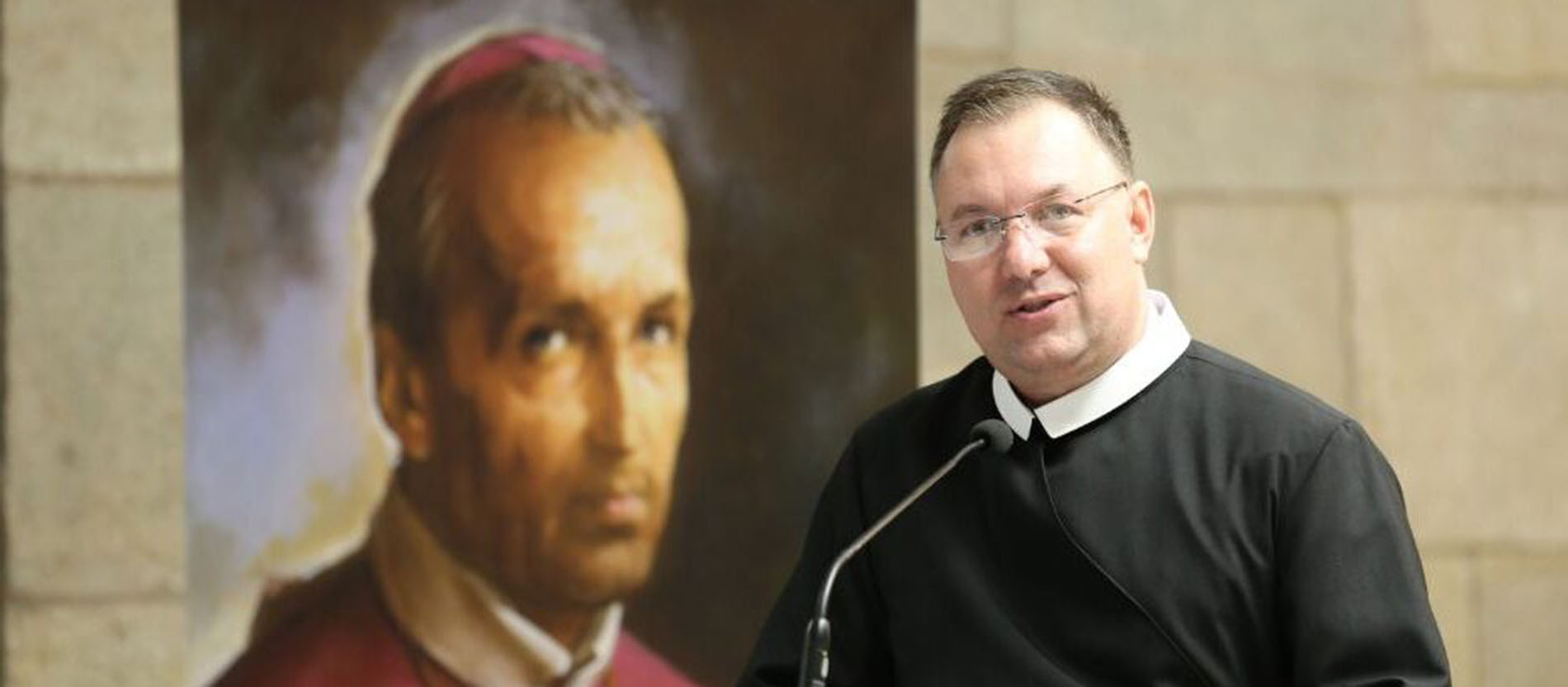 Fr. Rogério Gomes, C.Ss.R., Generaloberer der Redemptoristen, vor einem Porträt von Alfons von Liguori