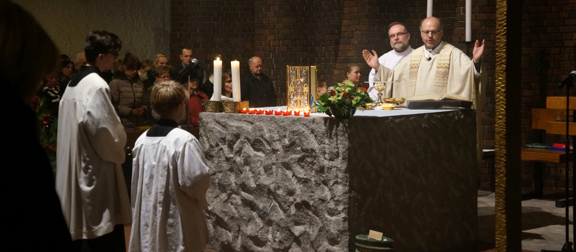 Ein Pfarrer steht am Altar und betet