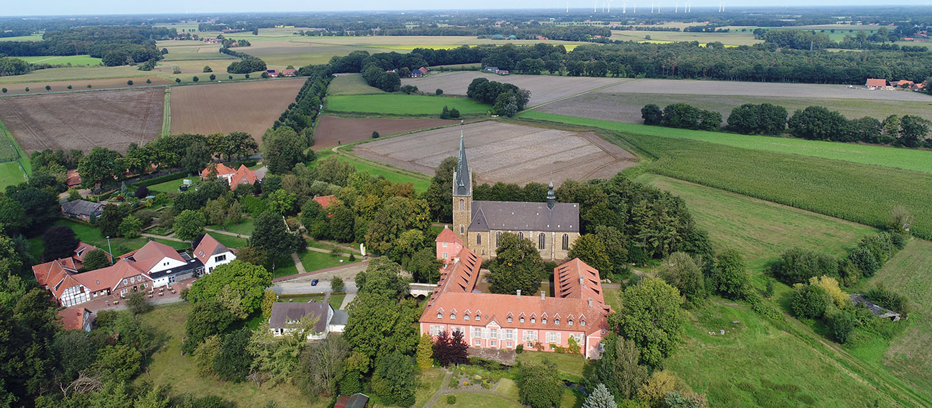 Luftaufnahme des Konvents in Lage-Rieste