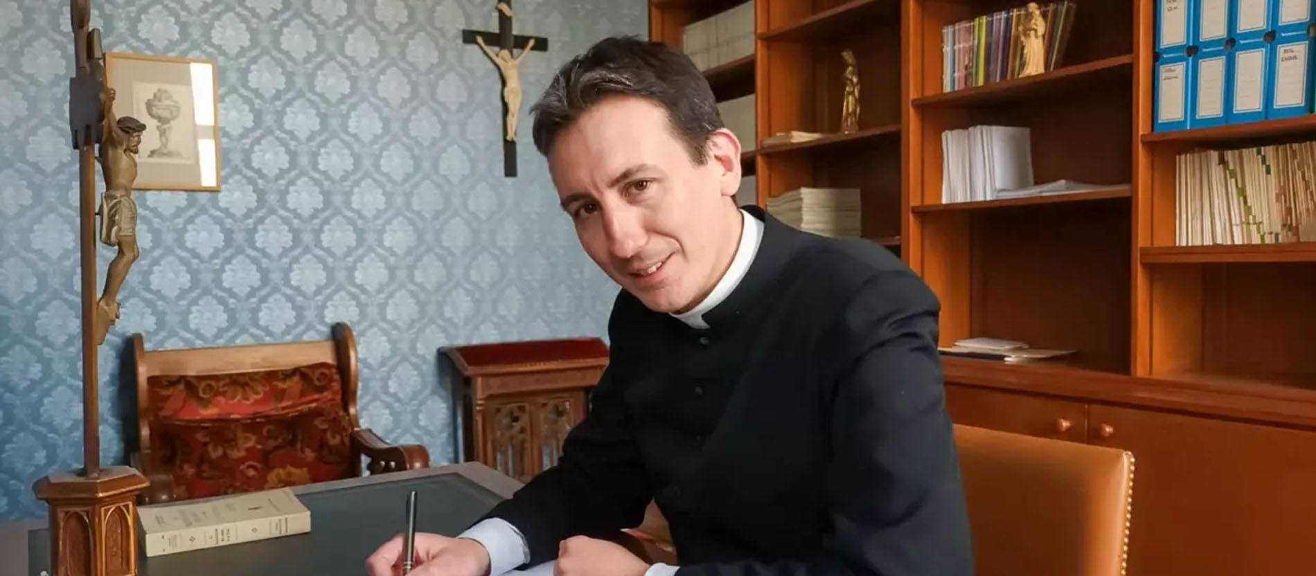 Michel Poinsinet de Sivry sitzt in Soutane am Schreibtisch