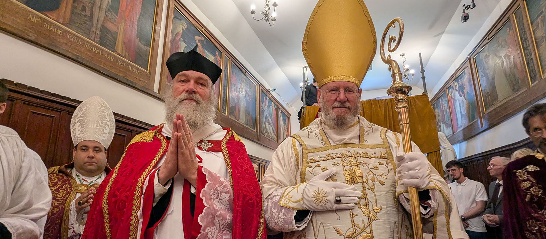 Der neugeweihte Bischof Michael Mary (rechts und mit sehr großer goldener Mitra) beim Auszug aus der Kapelle der Klosterinsel Papa Stronsay