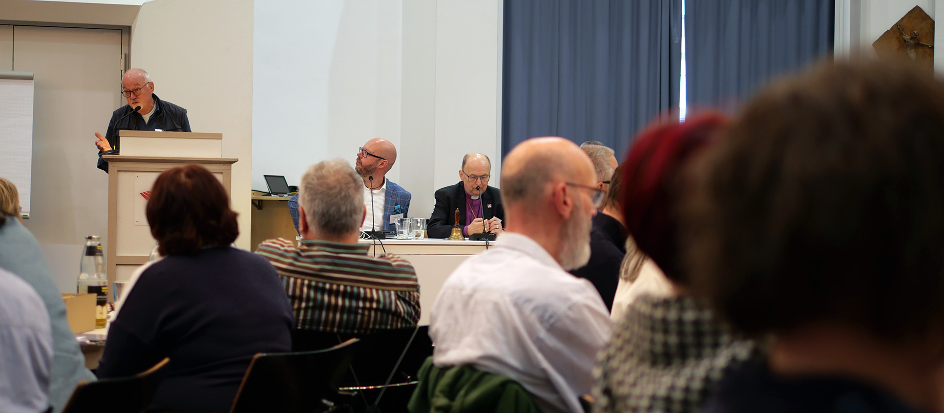 Blick aus dem Plenum der alt-katholischen Synode auf das Podium. In der Mitte: Bischof Matthias Ring