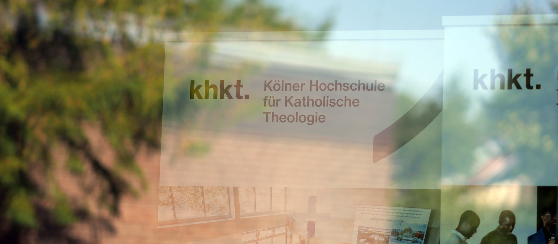 Das Logo der KHKT hinter einem reflektierenden Schaufenster