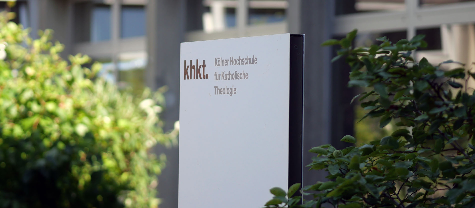 Schild am Haupteingang der KHKT