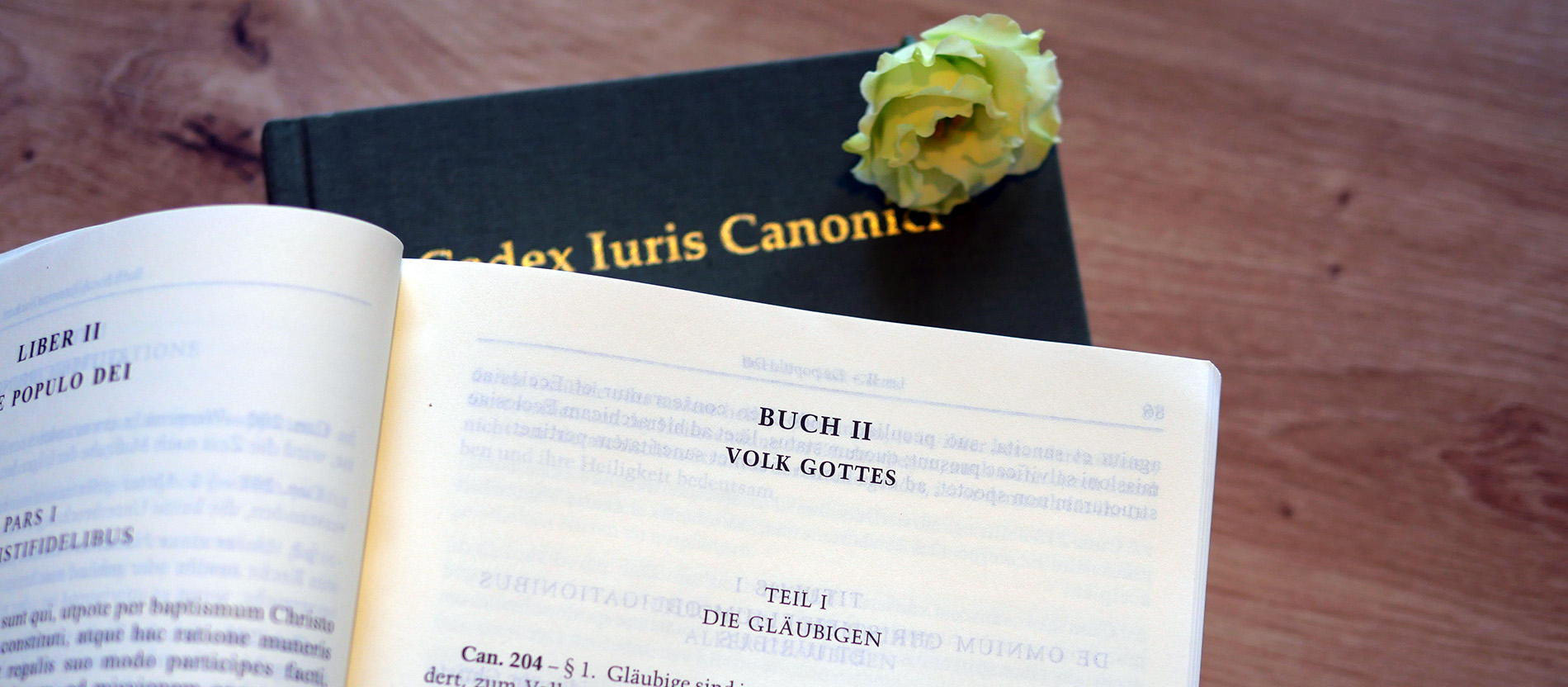 Der CIC aufgeschlagen auf den Beginn von Buch 2 zum Volk Gottes