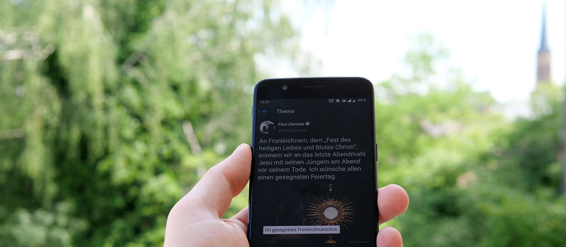 Tweet von CDU-Generalsekretär Paul Ziemiak: "An Fronleichnam, dem „Fest des heiligen Leibes und Blutes Christi“, erinnern wir an das letzte Abendmahl Jesu mit seinen Jüngern am Abend vor seinem Tode. Ich wünsche allen einen gesegneten Feiertag."