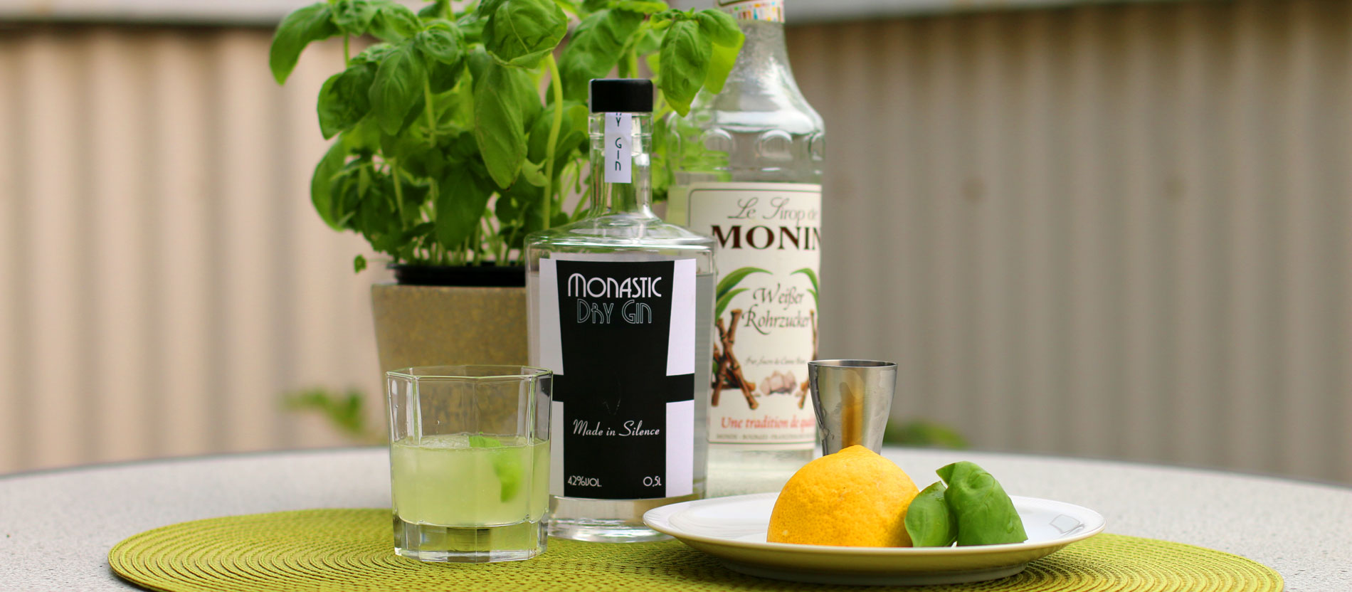 Gin St. Joseph's Wort Smash: Basilikum, Zitrone und Gin aus dem Kloster