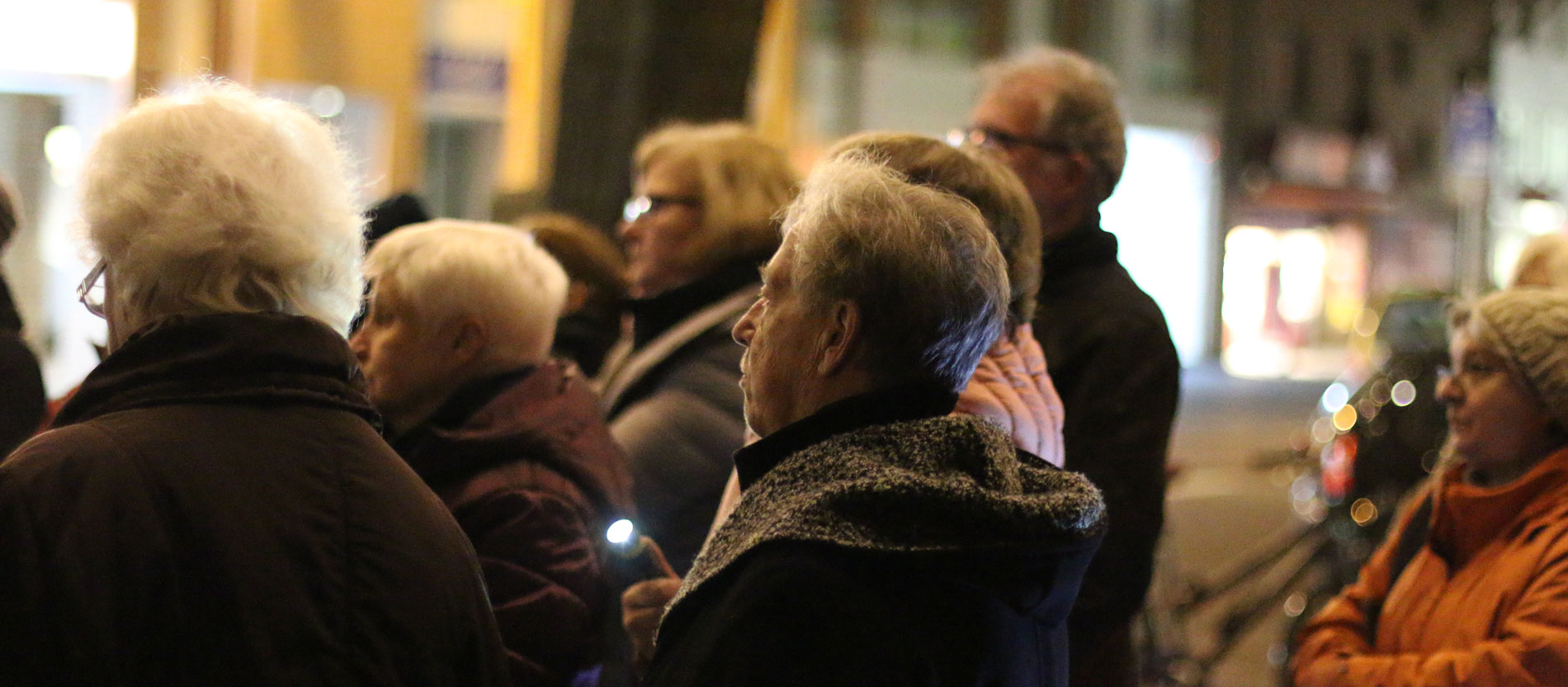 Teilnehmerinnen der kfd-Klageandacht #MachtLichtAn in Bonn-Beuel