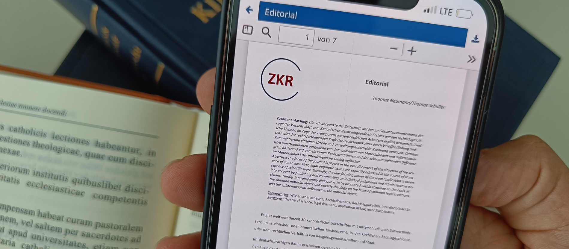 Das Editorial der ersten Ausgabe der neuen "Zeitschrift für Kanonisches Recht" auf einem Smartphone