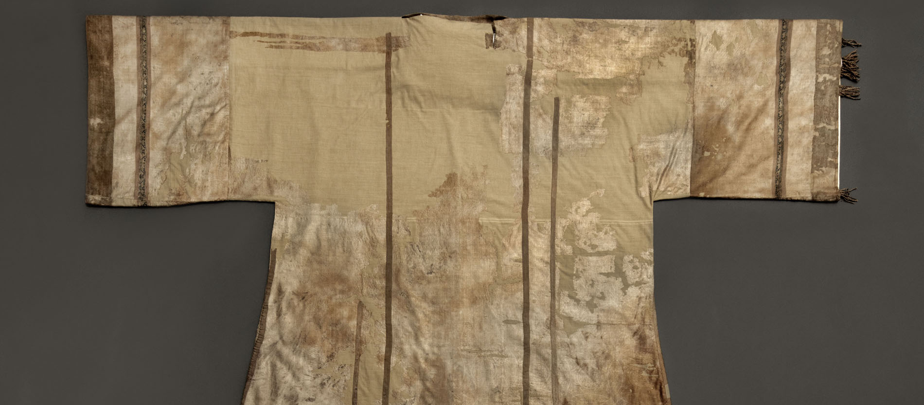Stoffstück passt zu Loch in 800 Jahre altem Bischofsgewand