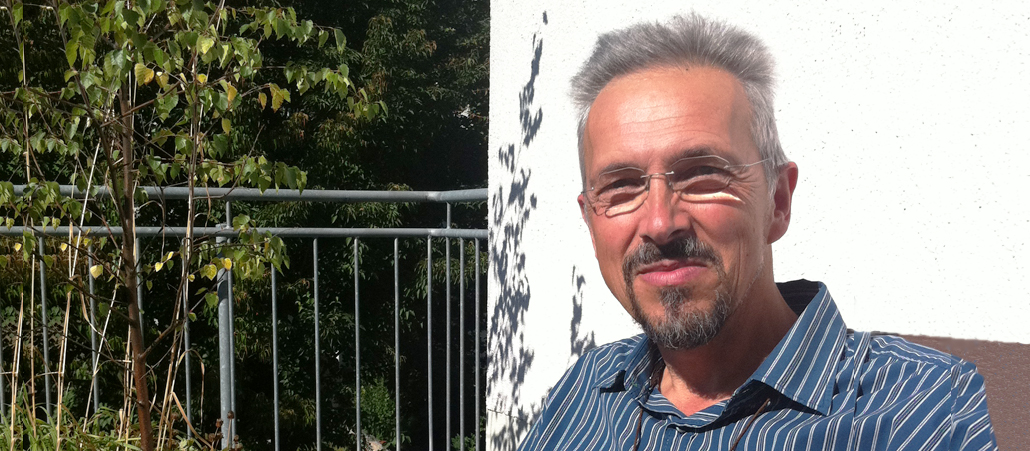 Walter Koll sitzt in der Sonne auf seiner Terrasse