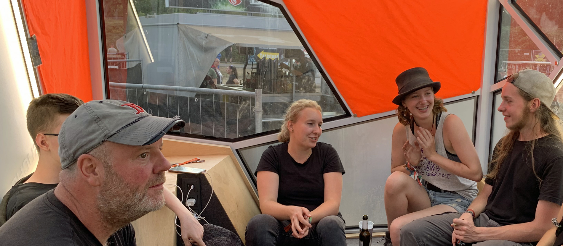 Der Durchkreuzer will Raum für Gespräche bieten. Einige Festival-Gäste nutzen das Seelsorge-Mobil.