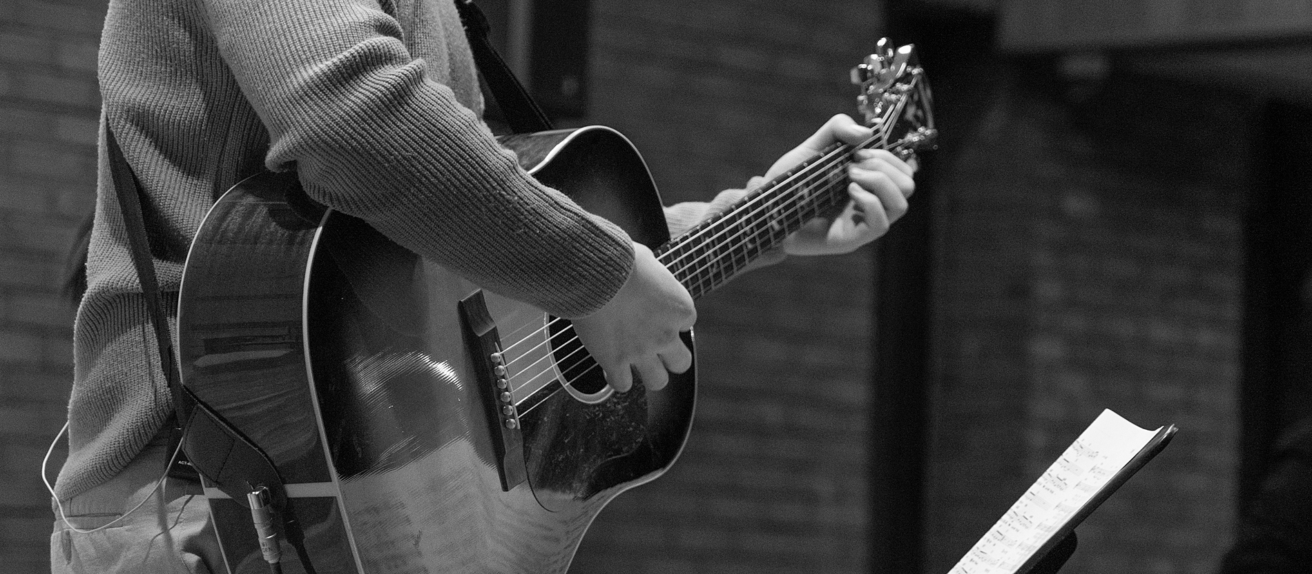 Ein Mann spielt Gitarre