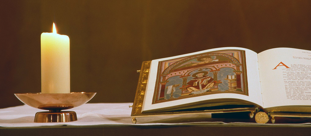 Nicht einmal Kerzen bleiben stehen. Die Leere im Altarraum soll auch an die Einsamkeit Jesu im Garten Gethsemane erinnern.