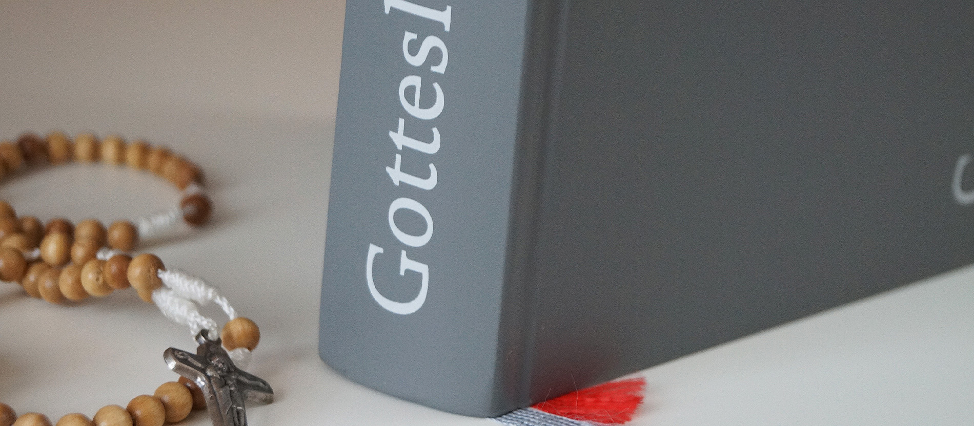Ein Gotteslob mit einem Rosenkranz