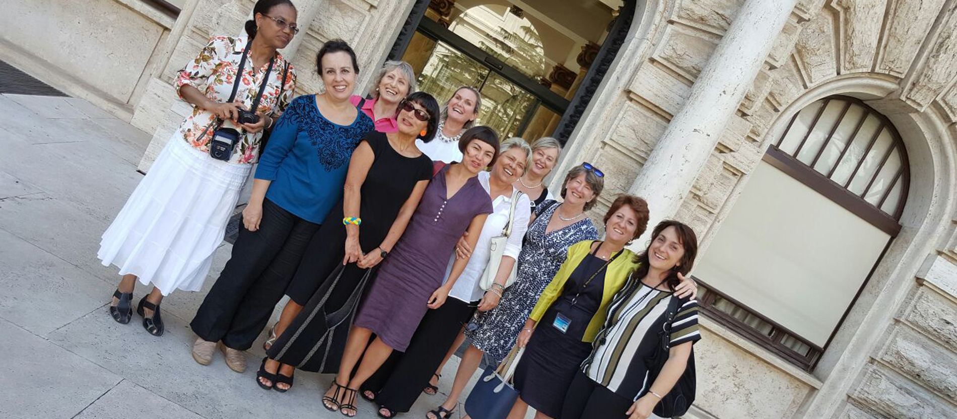 Eine Gruppe von Frauen vor einem Gebäude im Vatikan.