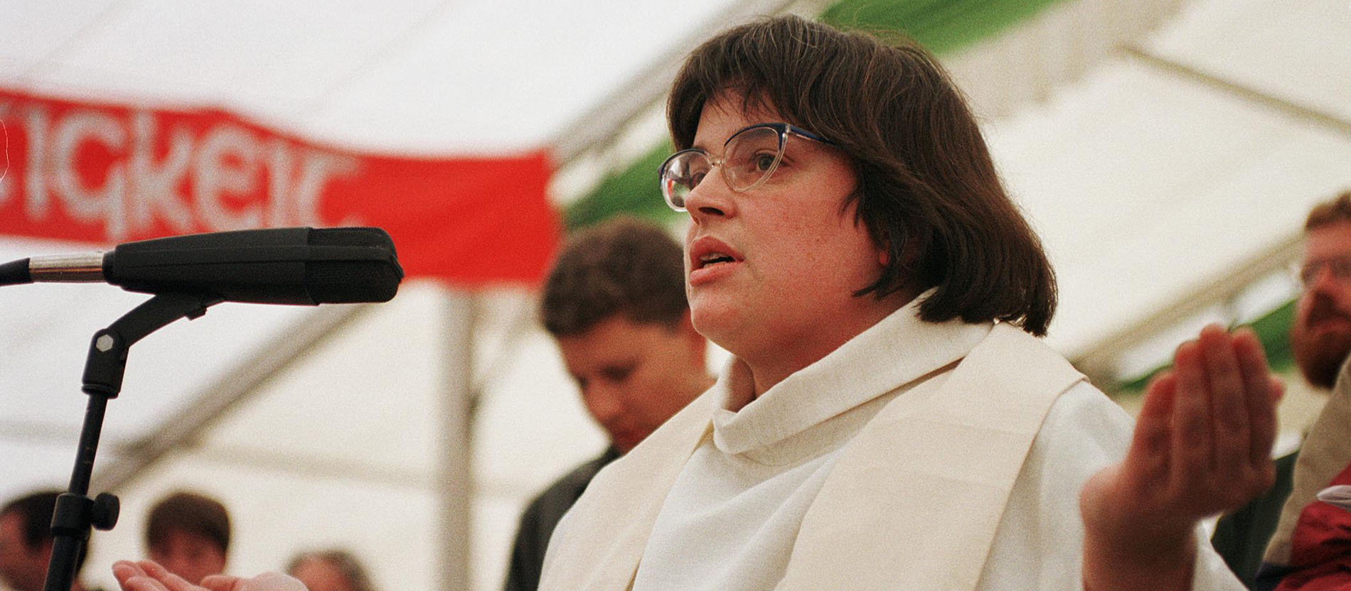 Die altkatholische Priesterin Angela Berlis hat betend die Hände erhoben