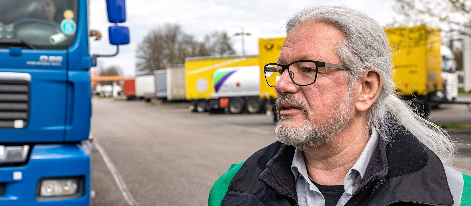 Der Trucker-Seelsorger Josef Krebs an einer Autobahnraststelle.