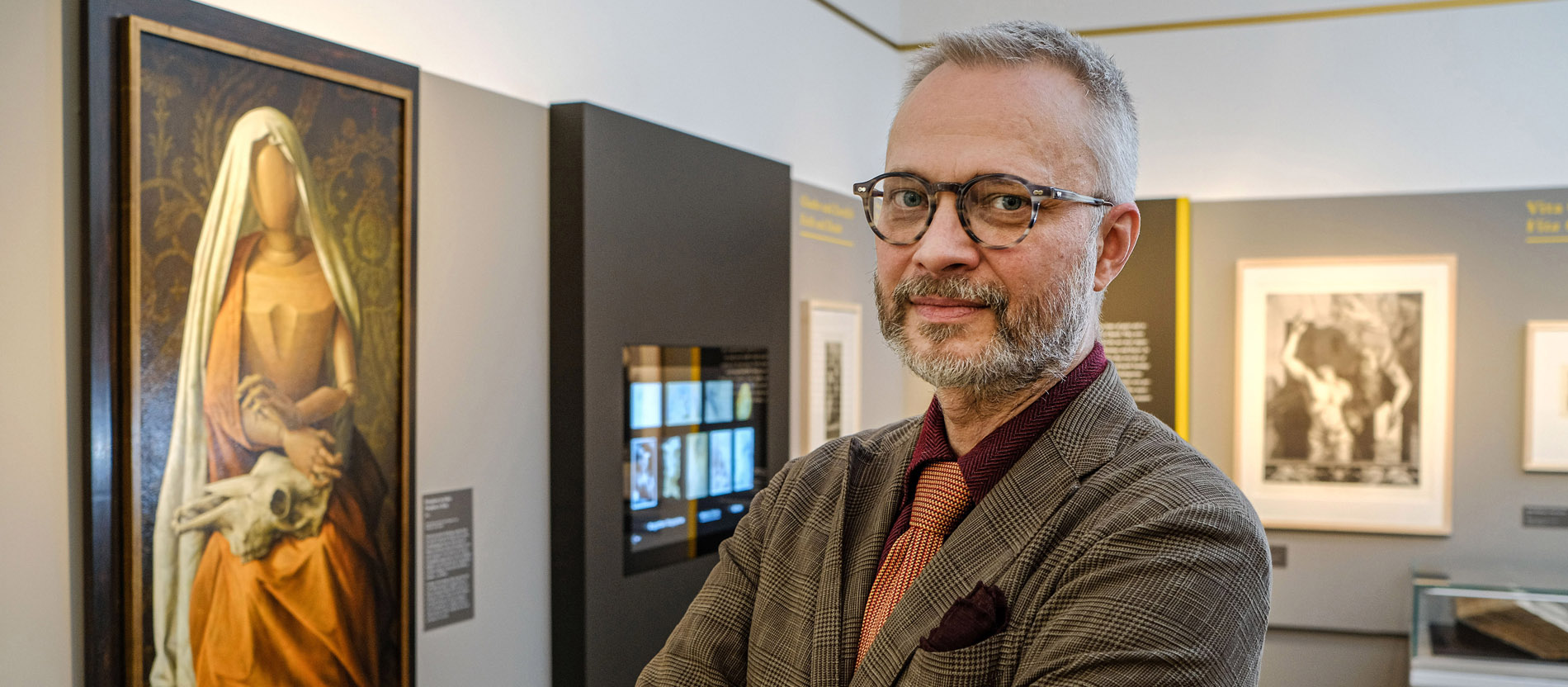 Der Künstler Michael Triegel vor einem seiner Werke in einer Ausstellung im Bachmuseum Leipzig.