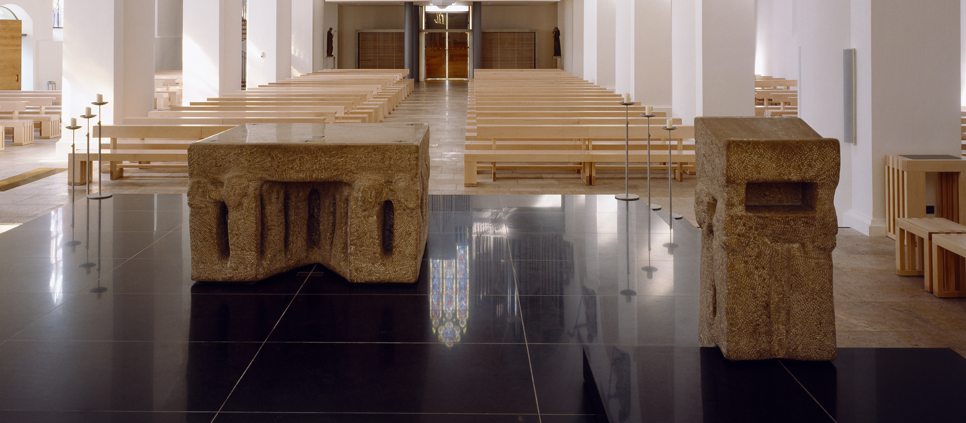 Oft in unmittelbarer Nähe zum Altar findet sich im Altarraum der Ambo. Von diesem Lesepult aus werden Lesungen, Gebete und Predigten vorgetragen.
