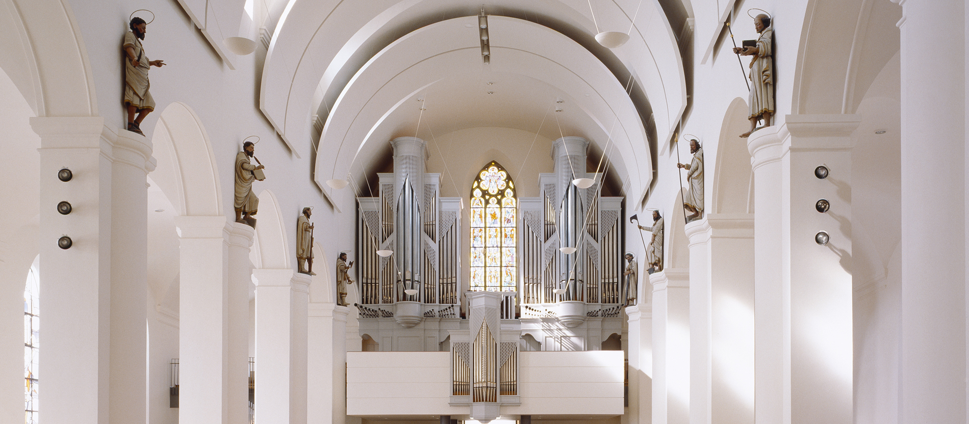 Die Orgel mit ihrem oft kunstvoll gestalteten Prospekt, also ihrem äußeren Erscheinungsbild, gehört fest zur Ausstattung der meisten katholischen Kirchen.