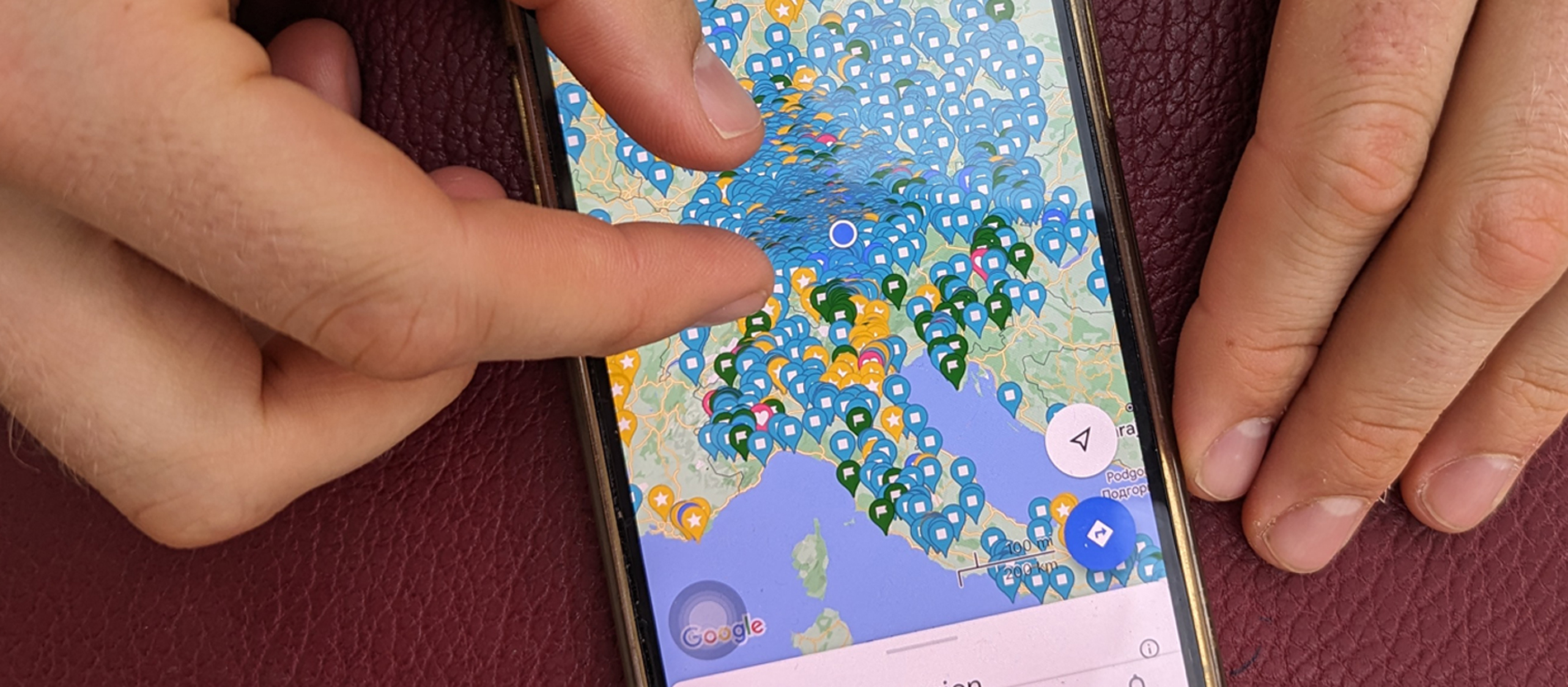 Zwei Hände mit einem Smartphone