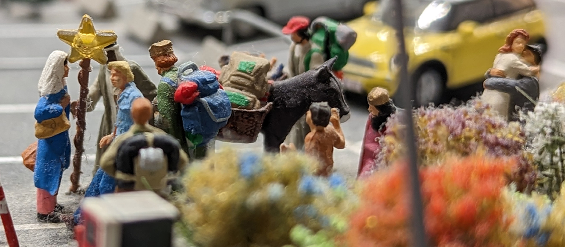 Eine Miniatur-Sternsingergruppe aus dem Dach des Flughafens im Miniatur Wunderland Hamburg