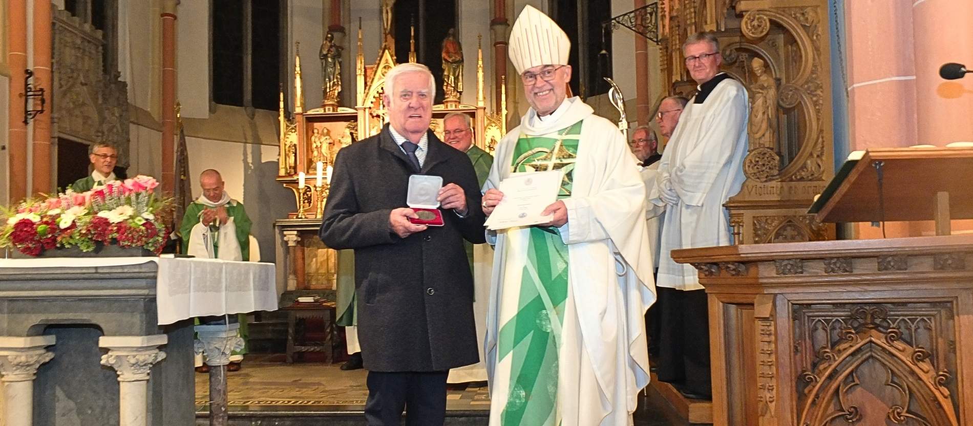 Am 22. Oktober 2025 erhielt Heinrich Henrichs die höchste Auszeichnung des Bistums Münster, die Paulusplakette.