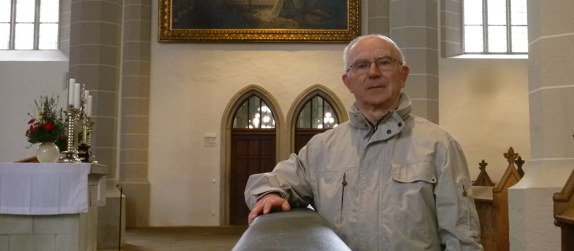 Ein Mann in einer Kirche