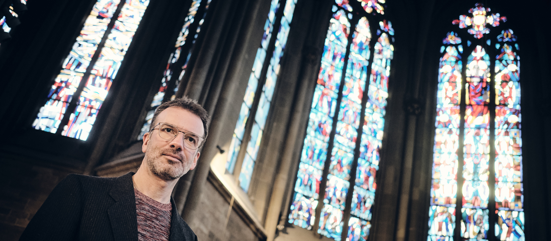 Kurator Sebastian Schmid steht in der Kirche 