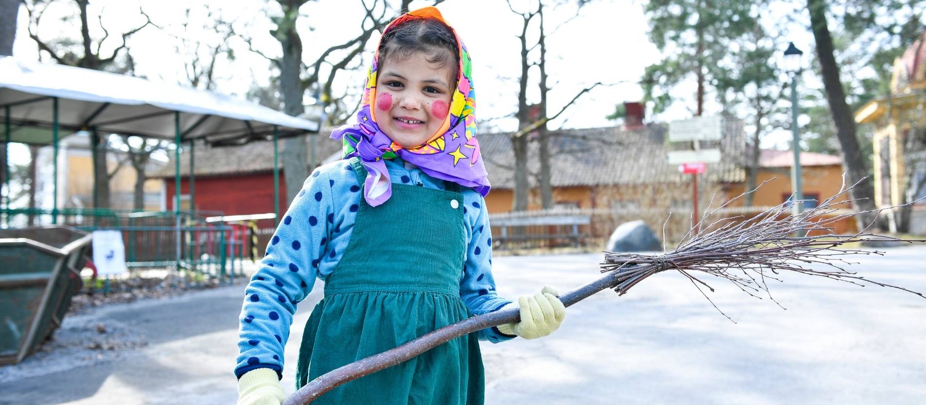 Die kleinen Hexen tragen alte Frauenkleider mit Schürzen, binden sich ein Kopftuch unter dem Kinn und malen sich Sommersprossen sowie rote Wangen ins Gesicht.