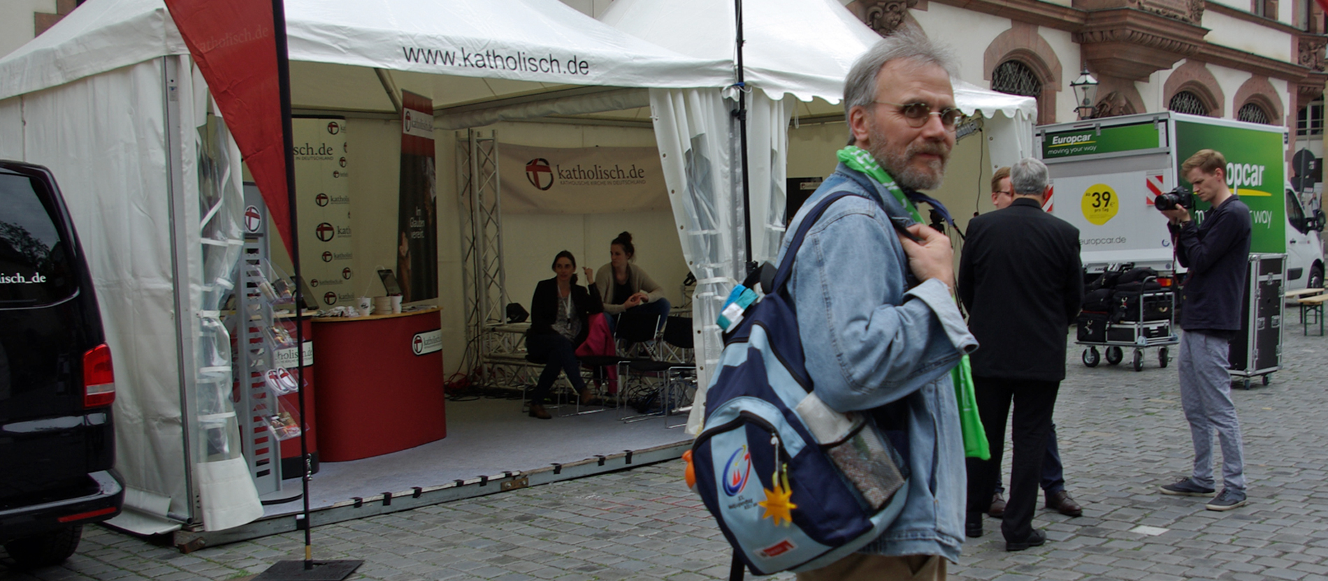 Friedrich Hoeveler mit dem Weltjugendtags-Rucksack.
