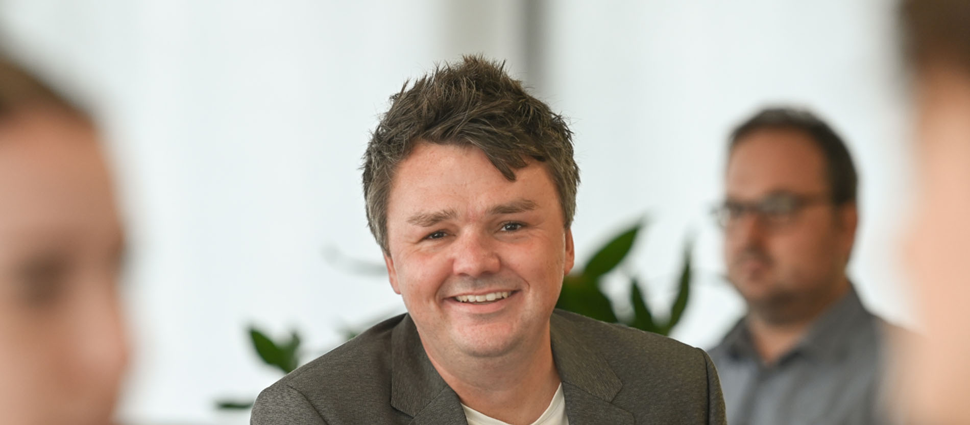 Der neue katholisch.de-Chefredakteur Björn Odendahl im Newsroom des katholischen Medienhauses