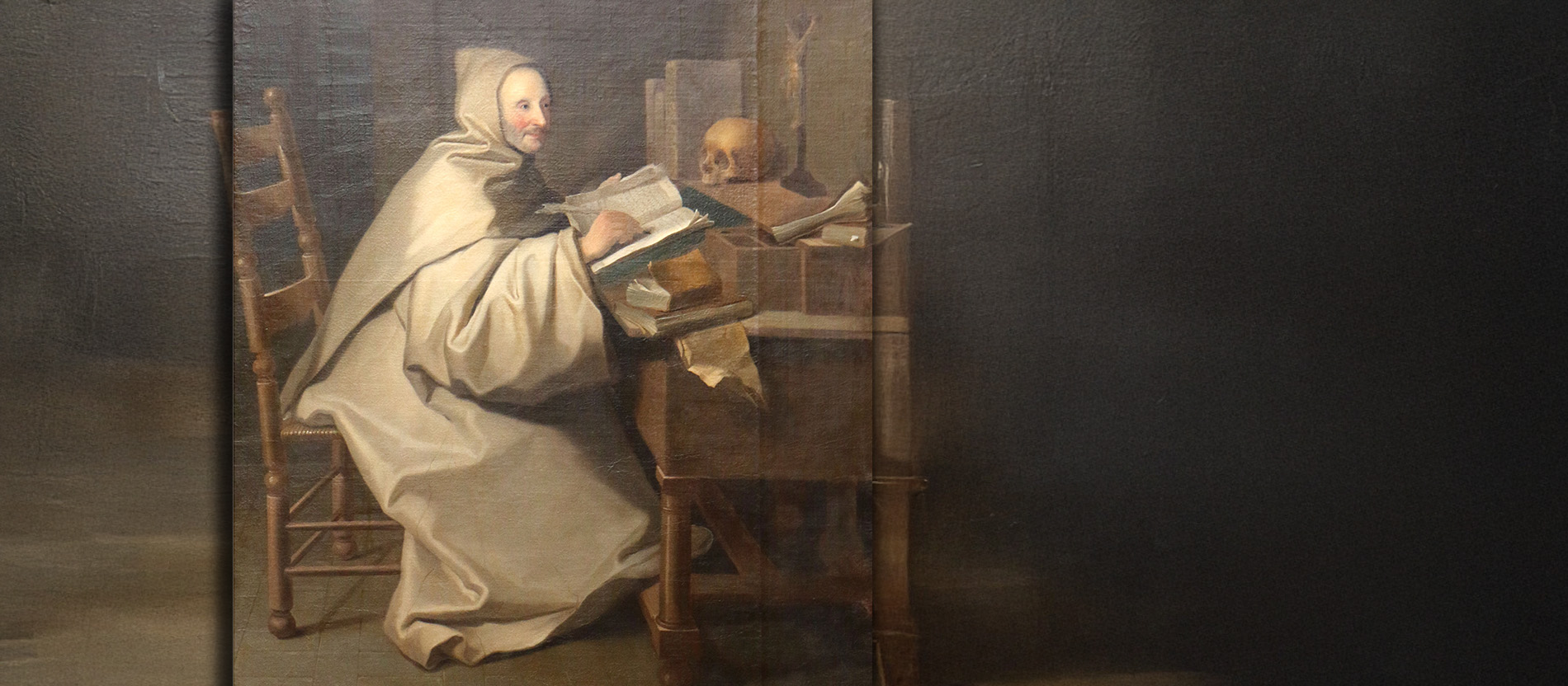 Armand Jean Le Bouthillier de Rancé sitzt im Trappistenhabit am Schreibtisch, eine Feder in der Hand