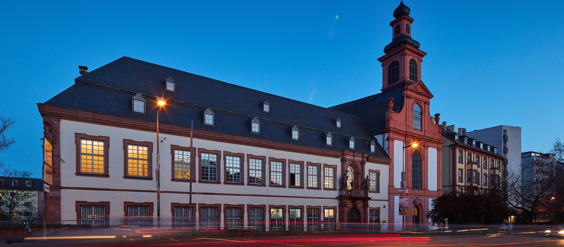 Neben dem Ikonenmuseum liegt die Kirche des Deutschen Ordens. 