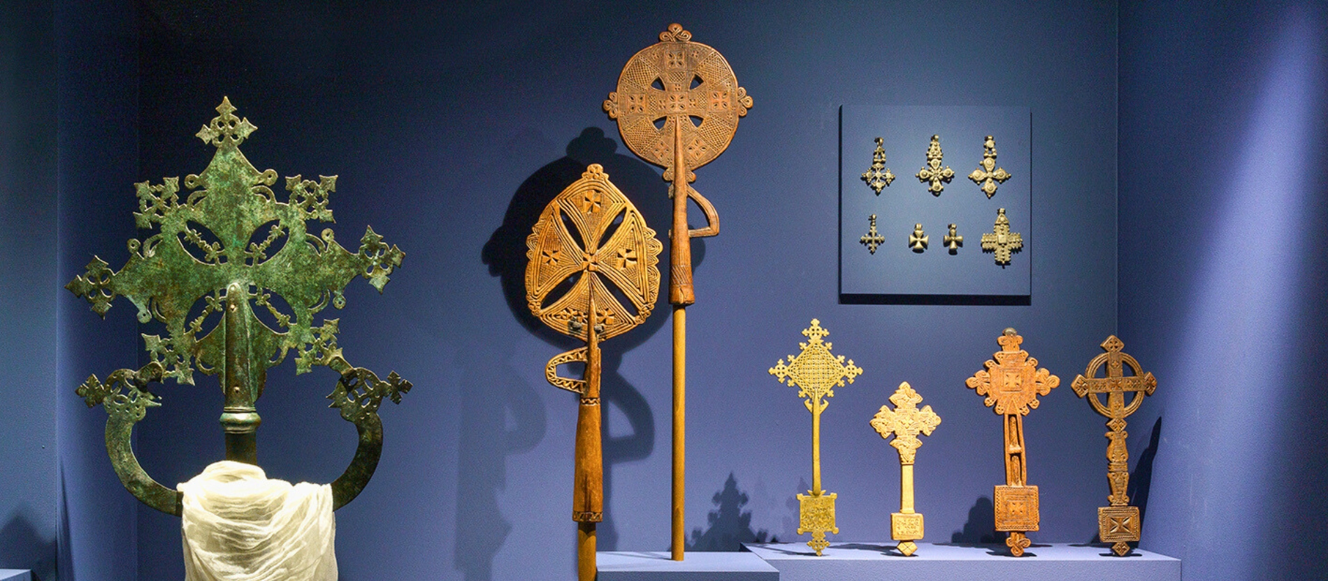 Die äthiopische Sammlung des Museums zeigt eine große Vielfalt an Hals-, Hand- und Prozessionskreuzen in verschiedensten Formen und Materialien und einige Objekte des Liturgischen Lebens, zu denen auch Rasseln, Wasserkannen und Ohrlöffel gehören.