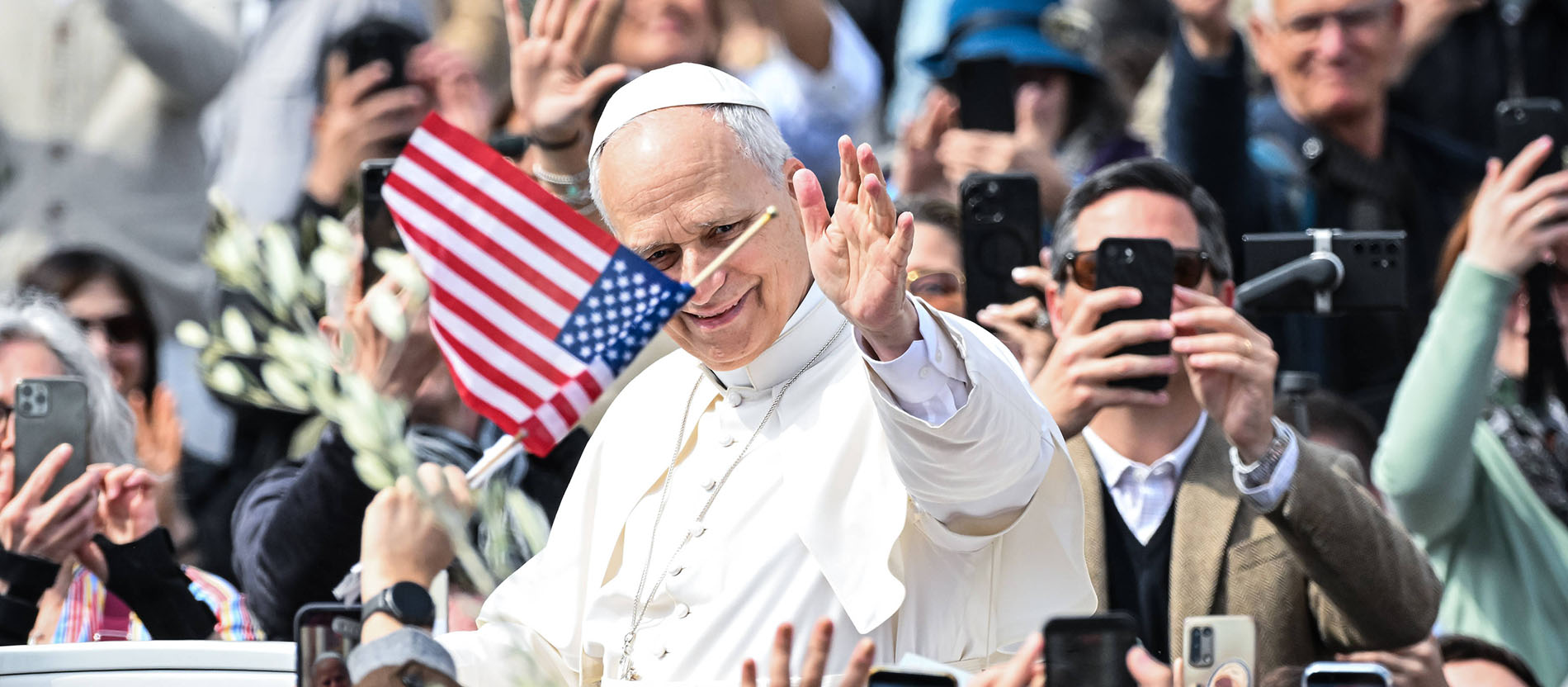 Papst Leo XIV. bei der Audienz nach der Palmsonntagsmesse auf dem Petersplatz mit einer US-Flagge