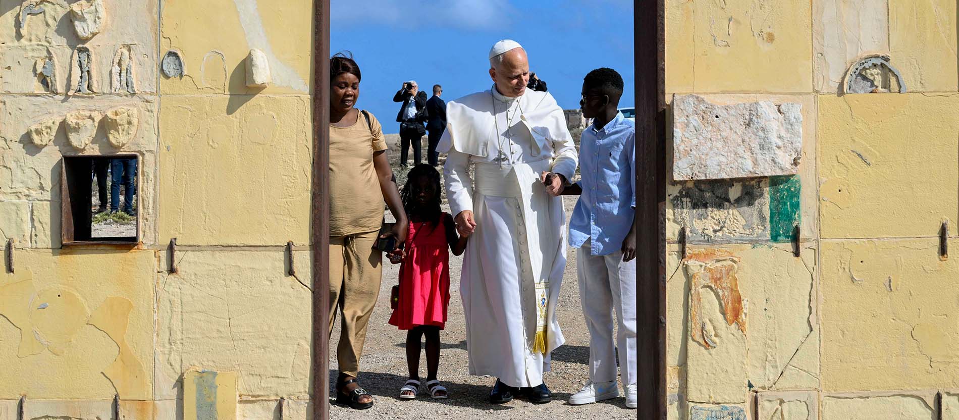 Papst Leo geht mit Geflüchteten durch das "Tor Europas".